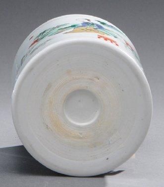 KANGXI (1662-1722) Pot à pinceaux (bitong) en porcelaine à décor émaillé de la famille...