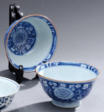 KANGXI (1662-1722) Paire de bols en porcelaine à décor « bleu blanc » (qing hua)...