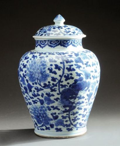 null Pot à gingembre en porcelaine à décor « bleu blanc » (qing hua) de lions Fu...