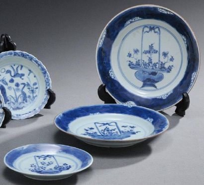 null Paire d'assiettes en porcelaine à décor « bleu blanc » (qing hua) de corbeilles...
