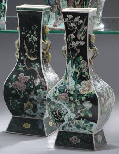 null Paire de vases balustres quadrangulaires en porcelaine à décor émaillé de la...