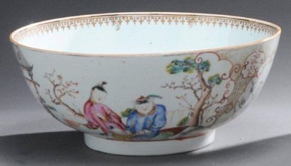 QIANLONG (1736-1795) Bol à punch en porcelaine de la Compagnie des Indes à décor...