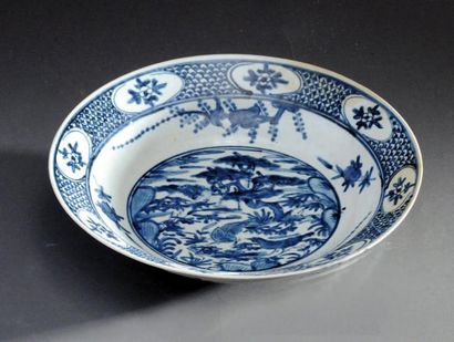 null Large coupe en porcelaine à décor « bleu blanc » (qing hua) de volatiles, de...