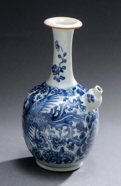 null Verseuse kendi de style Ming en porcelaine à décor « bleu blanc » de phénix...
