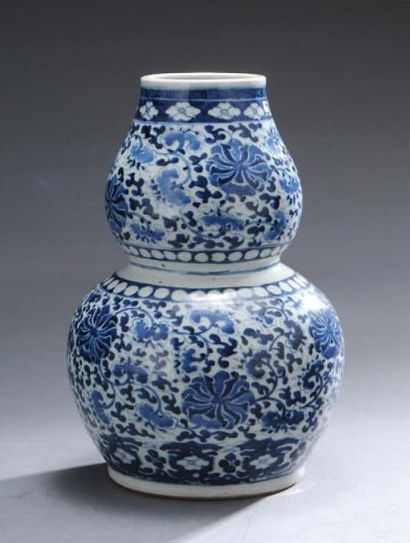 null Vase double-gourde dit en forme de calebasse en porcelaine à décor émaillé bleu...