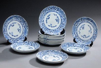 null Lot de douze coupes polylobées en porcelaine d'ARITA à décor « bleu blanc »...