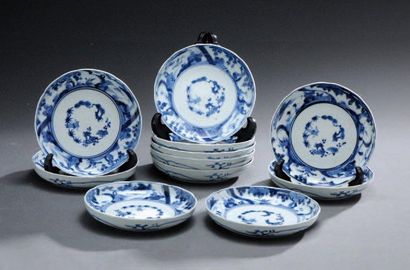 null Lot de onze coupes polylobées en porcelaine à décor « bleu blanc » des Trois...