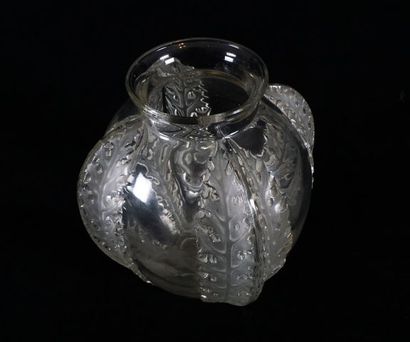 null Vase "Chardons" René Lalique

Verre transparent moulé, aux motifs de branches...