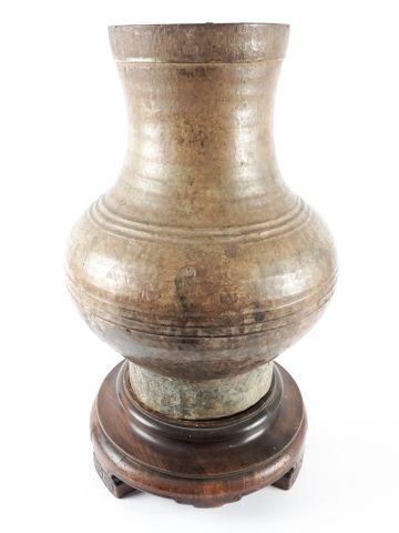 null Vase Hu en terre cuite vernissée sur socle en bois. 

Chine, période Han, IIe...