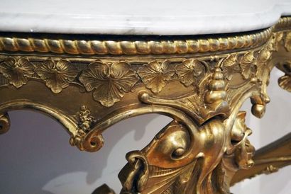 null Console style Louis XV, en bois richement décorée, plateau en marbre blanc au...