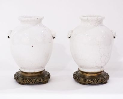 null Paire de vases en céramique émaillée et craquelée. 

Chine, XXe siècle

14.5...