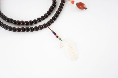 null Collier de cérémonie sino-tibétaine en cire d'abeille et corne.

Chine, début...