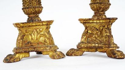 null Paire de pique-cièrges d'autel Louis XIV, montés en lampes, en bois doré richement...