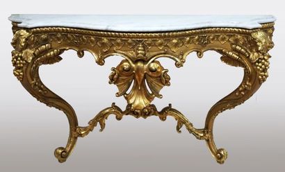 null Console style Louis XV, en bois richement décorée, plateau en marbre blanc au...