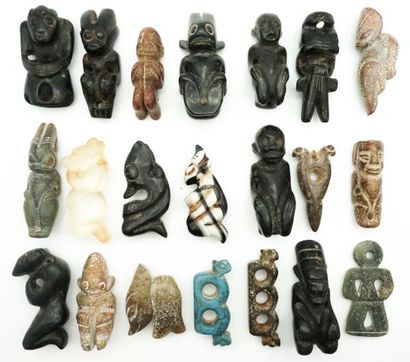 null Ensemble de 21 pendentifs et sujets archaïsants en pierres dures diverses, représentant...