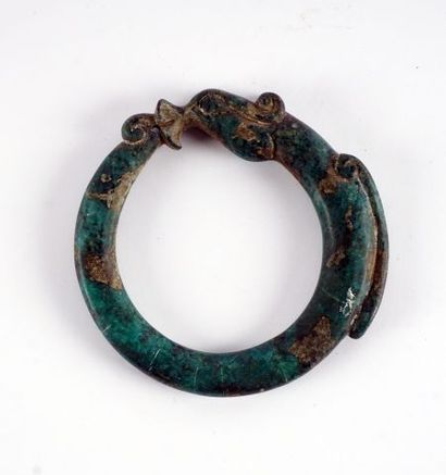 null Ensemble de 4 bracelets en pierres dures, dont trois ornés de motifs de dragons....