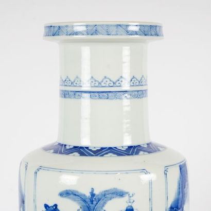 null Vase bleu et blanc de style rouleau, décoré de panneaux de scènes de rivières...