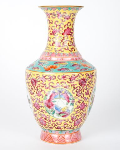 null Vase balustre de la famille Rose « Jardin d’oiseaux », marque de règne Yung-cheng.

Chine,...