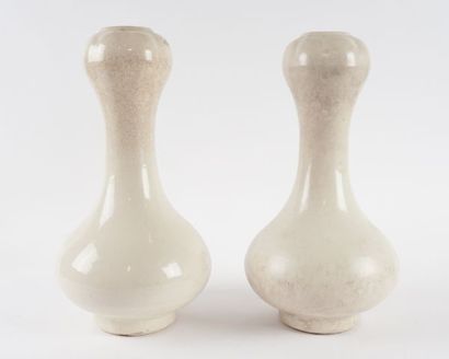 null Paire de vases à cols bulbeux en céramique émaillée beige. 

Chine, XVIIIe -...