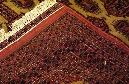 null Tapis pakistanais Boukara, laine sur cotton,

Autour de 1970.



Provenance:

Collection...