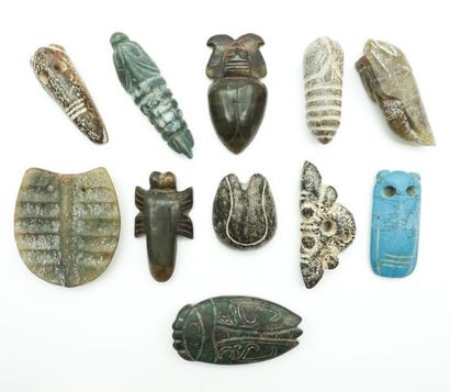 null Ensemble de 11 pendentifs et sujets archaïsants en pierres dures diverses, représentant...