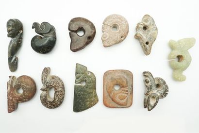 null Ensemble de 11 pendentifs archaïsants en pierres dures diverses, représentant...