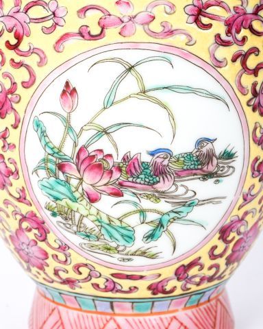 null Vase balustre de la famille Rose « Jardin d’oiseaux », marque de règne Yung-cheng.

Chine,...
