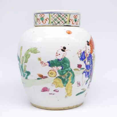 null Pot à gingembre en porcelaine, à décor de jeux d'enfants. 

Chine, XIXe siècle

16.5...