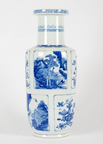 null Vase bleu et blanc de style rouleau, décoré de panneaux de scènes de rivières...