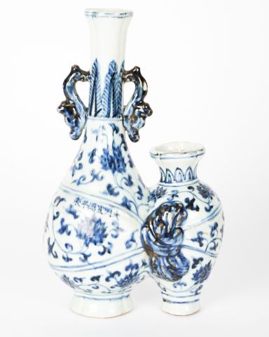 null Double vase à décor de fleurs de prunes bleu et blanc, marque de règne Hsuan-te.

Chine...