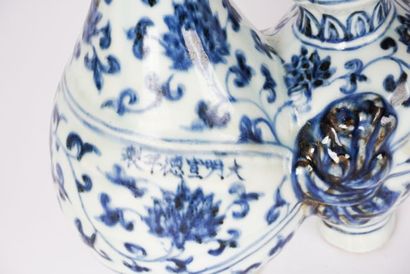 null Double vase à décor de fleurs de prunes bleu et blanc, marque de règne Hsuan-te.

Chine...