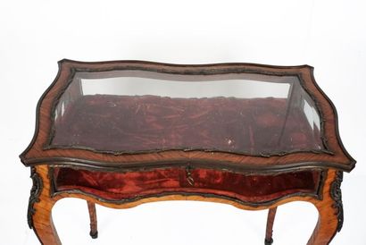 null Table vitrine en bois de placage de style Louis XV, repose sur fines pattes...