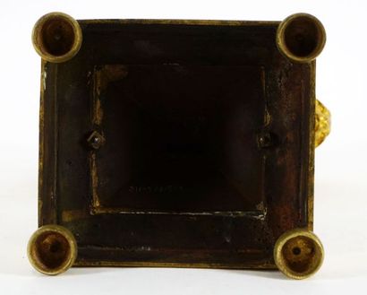  Pendule de cheminée Louis X en bronze doré à têtes de bouquetins, signé "Boisselet...