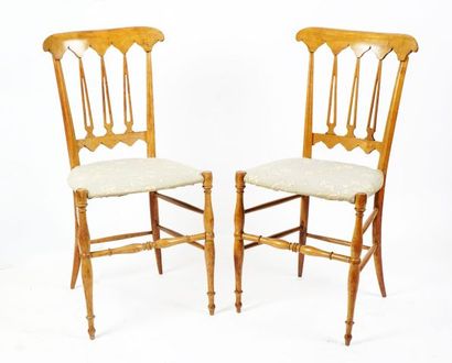 null Paire de fines chaises de théâtre en bois clair, à balustres.

Époque XIXe.



Provenance:

Collection...