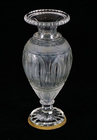 null Vase de forme Balustre en cristal taillé sur monture de bronze finement ciselé.

Époque...