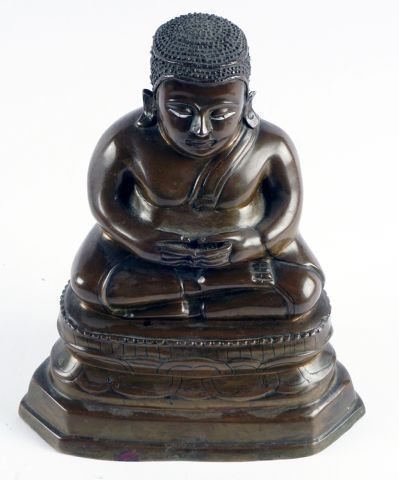 null Sujet en bronze de belle patine, représentant le Bouddha assis en méditation....