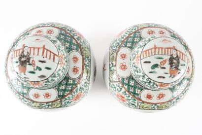 null Paire de pots à gingembre en porcelaine et émaux de la famille verte, à décor...