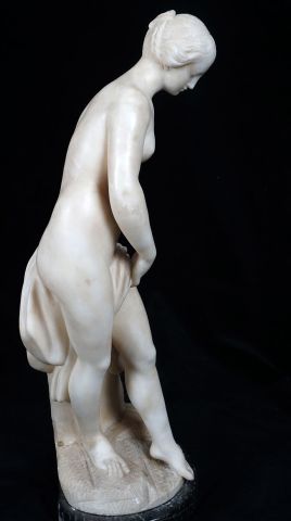null Statue de marbre sur base de marbre gris foncé, Baigneuse

XIX



H: 51cm -...