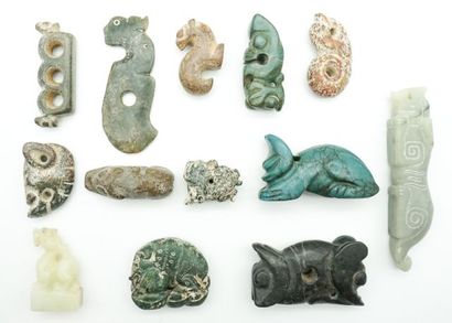 null Ensemble de 13 pendentifs et sujets archaïsants en pierres dures diverses, représentant...