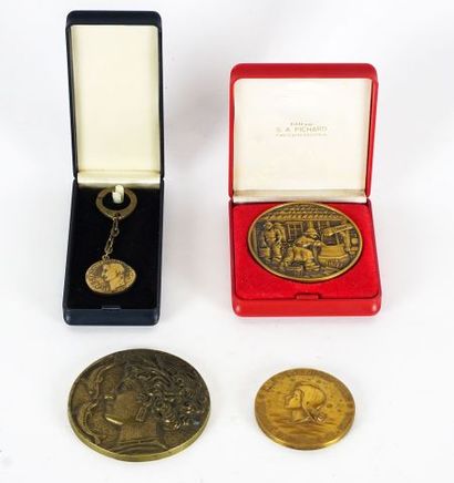 null Lot de 3 Médailles en bronze, 'France', 1962, signée J.H.Coëffin, 'Centenaire...