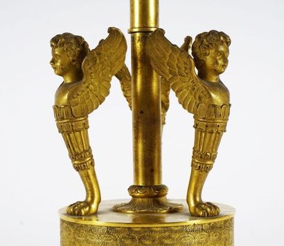 null Chandelier monté en lampe bouillotte, sur base de bronze décorée de chérubins,...
