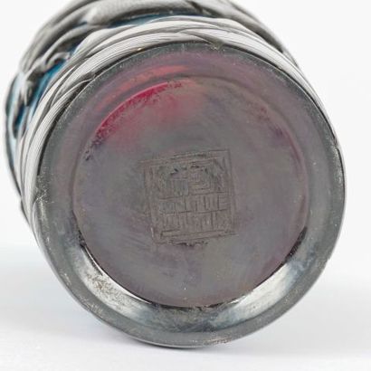 null Vase en verre de Pékin cobalt « Perle de Dragon », marque de règne de Kien.

Chine,...