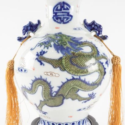 null Vase globulaire dragon émaillé bleu et blanc, marque de règne Ch’ieng-lung.

Chine,...