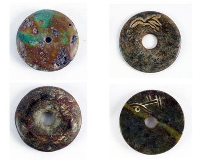 null Ensemble de 16 disques bi archaïsants en pierres dures diverses, certains ornés...