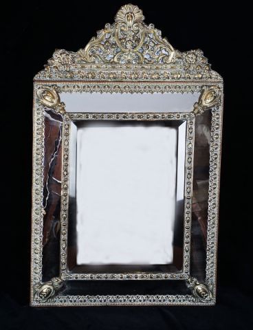 null Miroir à parclose en laiton doré estampé,au fronton richement décoré.

XIX



95...