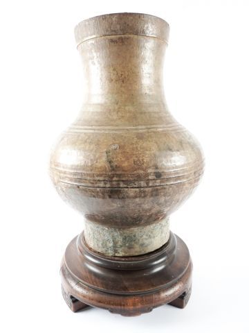 null Vase Hu en terre cuite vernissée sur socle en bois. 

Chine, période Han, IIe...