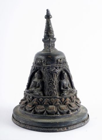 null Ghanta en bronze, à décor de représentations du Bouddha dans des réserves, avec...