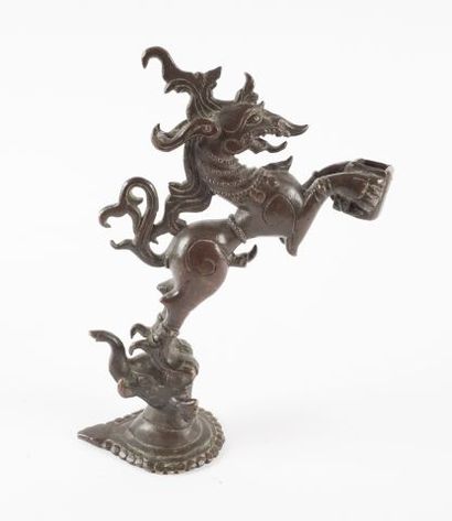 null Sujet en bronze, représentant une chimère sur la tête de Ganesh. 

Inde du sud,...