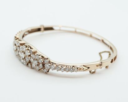 null 
Opening bracelet in 14K yellow gold with a central motif decorated with flowers...