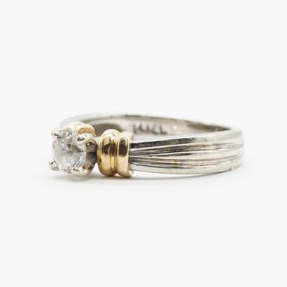 null 10K white and yellow gold "Solitaire" ring with a brilliant-cut diamond.



Size:...